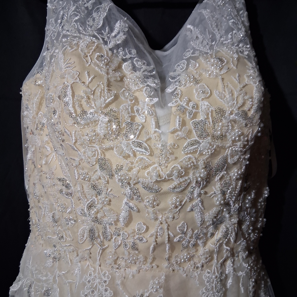 Elegant Cream Lace Wedding Dress